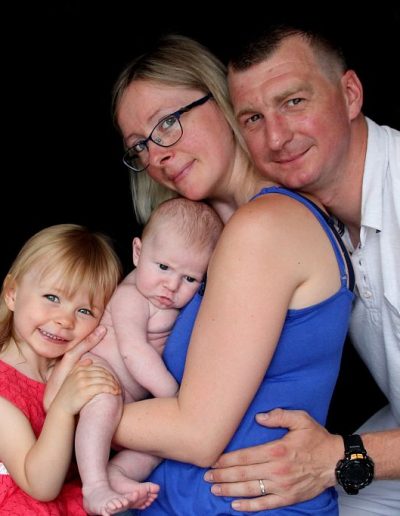photo - bébé - zoom souvenirs - famille - sourire - sœur - câlin - lunette - montre - bleu - rose blanc