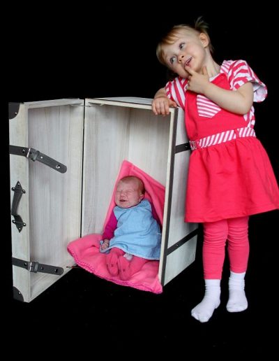 photo - bébé - zoom souvenirs - sœur - coffre - sourire - couverture - studio - noir - robe - rose - bleu
