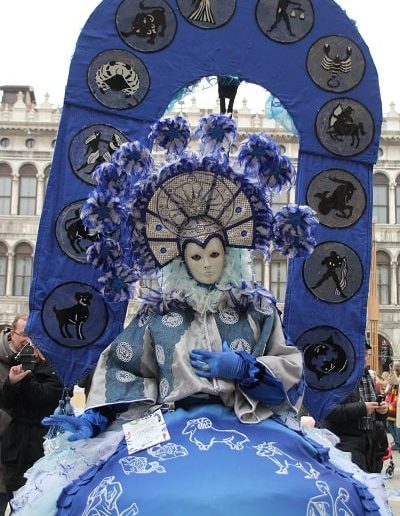 photo - carnaval de venise - zoom souvenirs - femme - robe - masque - gant - chapeau - astrologie - bleu - blanc - voile - écharpe - plume