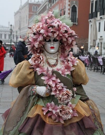 photo - carnaval de venise - zoom souvenirs - femme - robe - masque - fleur - tulle - collier - chapeau - rose - saumon - vert