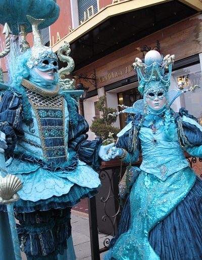 photo - carnaval de venise - zoom souvenirs - couple - chapeau - sceptre - perle - gant - masque - robe - costume - motif - bleu