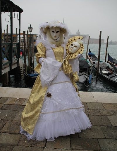 photo - carnaval de venise - zoom souvenirs - femme - déguisement - masque - robe - dentelle - gondole - ponton - mer - blanc - or