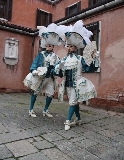 photo - carnaval de venise - zoom souvenirs - hommes - costume - collant - chapeau - veste - éventail - masque - motif - dentelle - blanc - turquoise