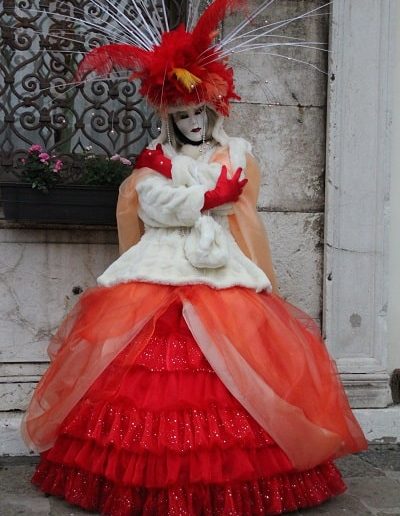 photo - carnaval de venise - zoom souvenirs - femme - bronze - robe - tulle - masque - déguisement - plume - gant - veste - rouge - blanc - saumon - sac
