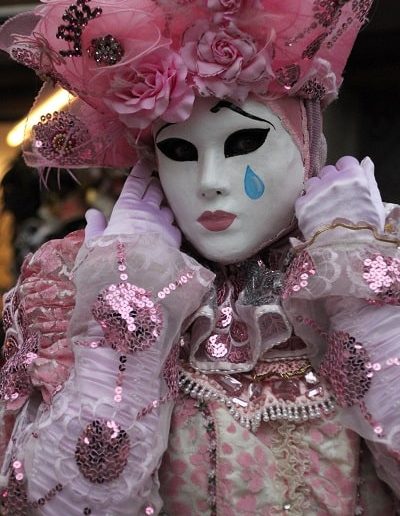 photo - carnaval de venise - zoom souvenirs - femme - robe - masque - fleur - paillette - dentelle - larme - gant - rose - blanc - tulle