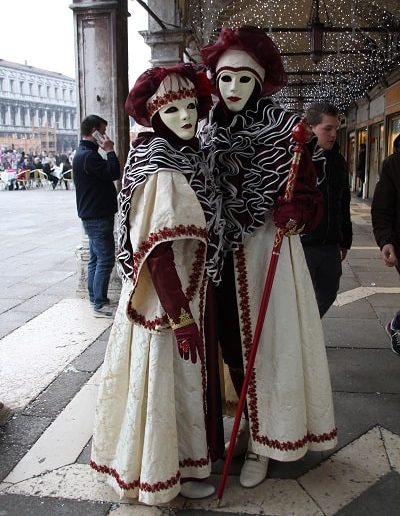 photo - carnaval de venise - zoom souvenirs - couple - masque - chapeau - écharpe - sceptre - gant - robe - costume - bordeau - blanc - guirlande - touriste