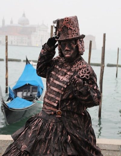 photo - carnaval de venise - zoom souvenirs - homme - chapeau - lunette - gant - gondole - mer - poteau - robe - perruque - marron - noir - engrenage