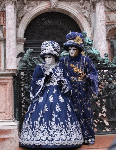 photo - carnaval de venise - zoom souvenirs - déguisement - couple - homme - femme - chapeau - robe - marbre - bronze - motif - gant - blanc - bleu - doré - masque - sculpture