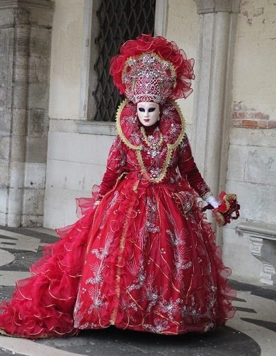 photo - carnaval de venise - zoom souvenirs - femme - déguisement - masque - robe - princesse - chapeau - tulle - gant - sac - dentelle - bijoux - rose - doré - motif