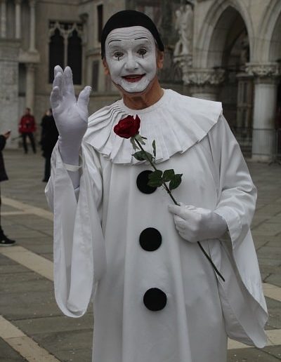 photo - carnaval de venise - zoom souvenirs - homme - pierrot - maquillage - fleur - rose - gant - chapeau - larme - blanc - noir - collerette