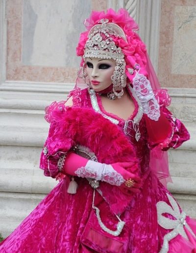 photo - carnaval de venise - zoom souvenirs - masque - femme - robe - bijoux - gant - éventail - perruque - sac - perle - tulle - blanc - rose - dentelle - bustier