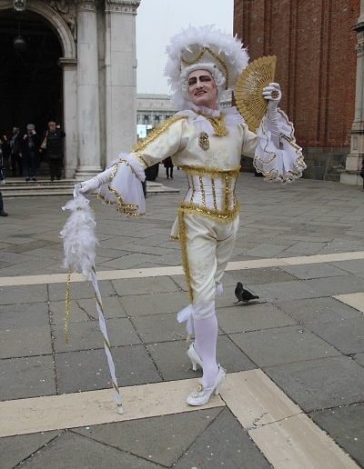 photo - carnaval de venise - zoom souvenirs - homme - éventail - talon - costume - chapeau - sceptre - maquillage - blanc - doré - foulard - plume