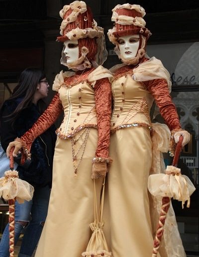 photo - carnaval de venise - zoom souvenirs - couple - femmes - jumelle - chapeau - masque - déguisement - sac - parapluie - bustier - dentelle - foulard - gant - robe - marron - ivoire