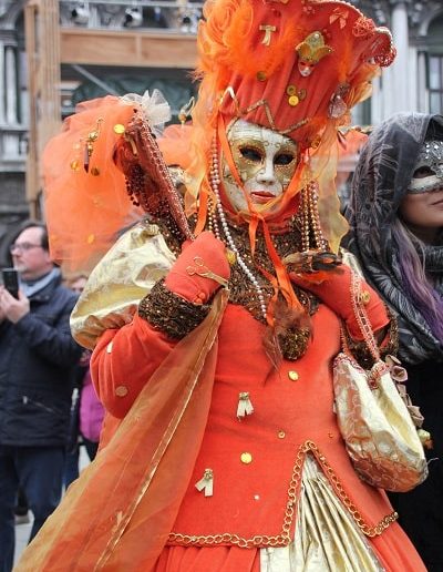 photo - carnaval de venise - zoom souvenirs - chapeau - femme - robe - orange - saumon - masque - sac - gant - voilage - perle - bijoux - éventail - doré - collier