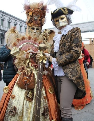 photo - carnaval de venise - zoom souvenirs - chapeau - couple - robe - costume - bote - masque - déguisement - sac - dentelle - plume - orange - doré - éventail - cravate - veste - gris - fleur - tunique - gris - motif