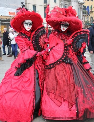 photo - carnaval de venise - zoom souvenirs - femmes - jumelle - éventail - chapeau - robe - dentelle - masque - plume - gant - déguisement - touriste - tulle - sac - rouge - noir
