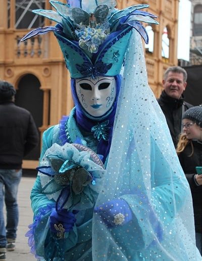 photo - carnaval de venise - zoom souvenirs - femme - masque - chapeau - déguisement - voile - robe - bleu - turquoise - gant bijoux