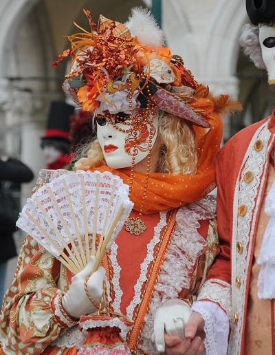 photo - carnaval de venise - zoom souvenirs - robe - éventail - femme masque - déguisement - chapeau - foulard - bijoux - orange - saumon gant