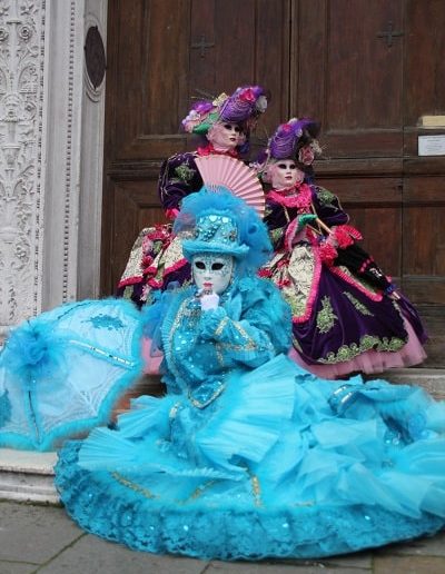 photo - carnaval de venise - zoom souvenirs - femmes - déguisement - robe - masque - ombrelle - éventail - dentelle - tulle - chapeau - bleu - violet - rose - assis