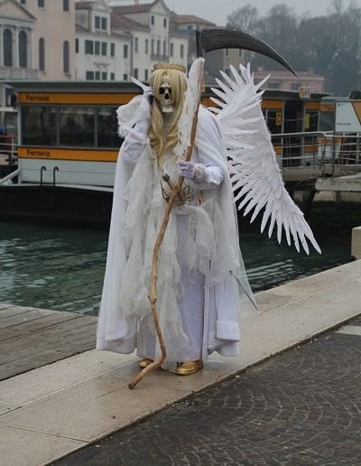 photo - carnaval de venise - zoom souvenirs - homme - mort - masque - ailes - plume - tête de mort - faux - cape - blanc - épée