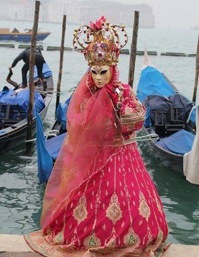 photo - carnaval de venise - zoom souvenirs - femme - gondole - mer - robe - masque - déguisement - rose - dorure - chapeau - voilage - bijoux - gant