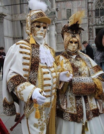 photo - carnaval de venise - zoom souvenirs - couple - masque - chapeau - déguisement - robe - sac - veste - plume - gant - bijoux - costume - église - blanc - or