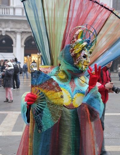 photo - carnaval de venise - zoom souvenirs - masque - femme - éventail - couleur - arc en ciel - gant - bleu - rouge - jaune - rose - chapeau - robe