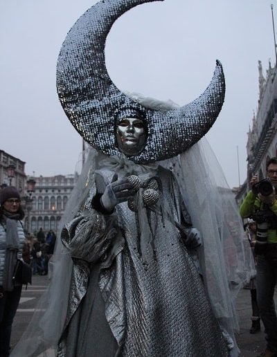 photo - carnaval de venise - zoom souvenirs - déguisement - femme - robe - masque -lune - voile - gris - robe - paillette - gant - baguette