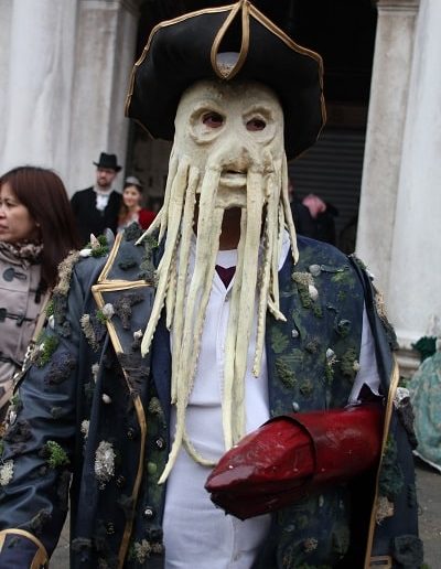 photo - carnaval de venise - zoom souvenirs - déguisement - homme - poulpe - film - veste - pince - crabe - masque - tentacule - rouge - bleu - chapeau