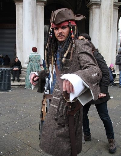 photo - carnaval de venise - zoom souvenirs - pirate - homme - déguisement - chapeau - épée - veste - marron