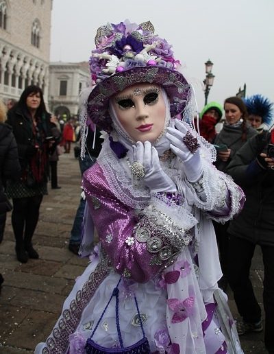 photo - carnaval de venise - zoom souvenirs - seul - femme - déguisement - masque - robe - chapeau - gant - bijoux - violet - touriste - dentelle
