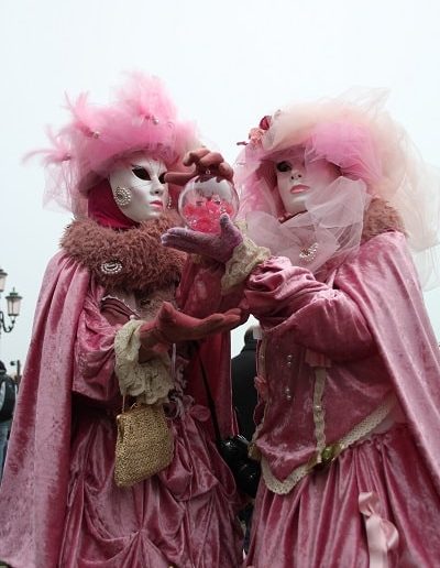 photo - carnaval de venise - zoom souvenirs - couple - masque - déguisement - rose - gant - cape - plume - sphère