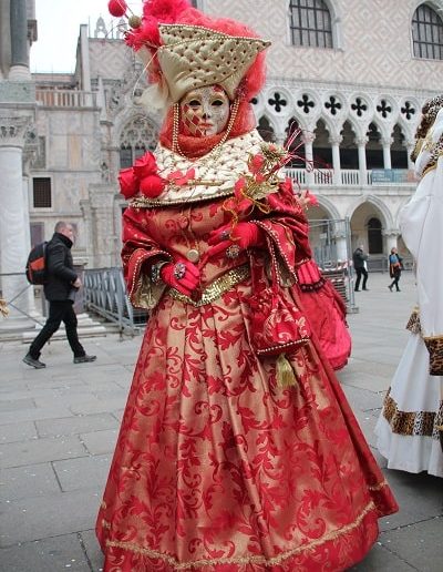 photo - carnaval de venise - zoom souvenirs - femme - robe - chapeau - gant - fleur - perle - bijoux - masque - motif - touriste - rose - doré