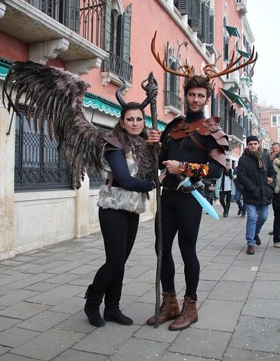 photo - carnaval de venise - zoom souvenirs - déguisement - épée - cerf - couple - aile - marron - corne