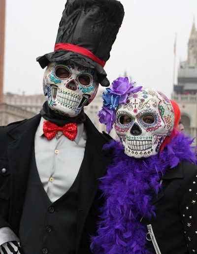 photo - carnaval de venise - zoom souvenirs - couple - masque - chapeau - tête de mort - foulard - plume - costume - violet - noir - nœud papillon - rouge