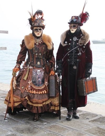 photo - carnaval de venise - zoom souvenirs - couple - déguisement - marron - masque - plume