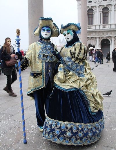 photo - carnaval de venise - zoom souvenirs - couple - robe - costume - masque - sceptre - dentelle - chapeau - sac - gant - déguisement - écharpe - bleu - or - motif - touriste - pigeon