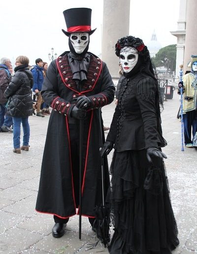 photo - carnaval de venise - zoom souvenirs - couple - déguisement - robe - voile - masque - parapluie - gant - sac - tête de mort - manteau - costume - chapeau - noir - rouge - touriste
