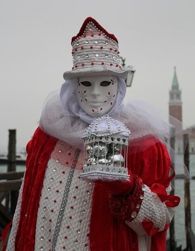 photo - carnaval de venise - zoom souvenirs - homme - déguisement - cage - masque - campanile - chapeau - perle - écharpe - gant - rouge - blanc - argenté