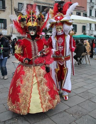 photo - carnaval de venise - zoom souvenirs - couple - chapeau - masque - robe - costume - gant - plume - dentelle - motif - sceptre - rouge - blanc - or