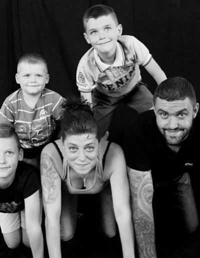 photo - famille - zoom souvenirs - parents - enfants - sourire - cheval - pyramide - noir - gris - tatouage