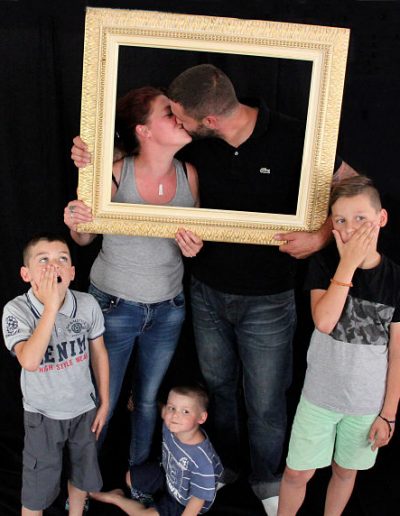 photo - famille - zoom souvenirs - intérieur - noir - bisous - parents - enfants - cadre - gris - short - jean - bleu