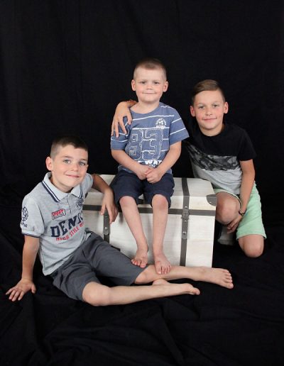 photo - famille - zoom souvenirs - intérieur - noir - boite - fratrie - sourire - short - gris