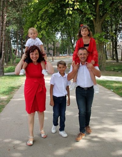 photo - famille - zoom souvenirs - parc - arbre - pelouse - parents - enfants - rouge - blanc - jean - bleu - promenade