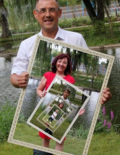 photo - famille - zoom souvenirs - montage - cadre - parents - enfants - étang - fleur - arbre - jardin - cadre - vert - rouge - blanc