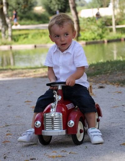 photo - famille - zoom souvenirs - enfant - étang - arbre - jeu - camion - pompier - chemise - short - jean - blanc - vert - bleu - rouge - sourire - garçon