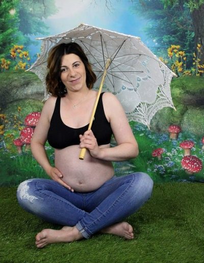 photo - grossesse - zoom souvenirs - femme - ventre - enceinte - ombrelle - pelouse - décor - nature - champignon - sourire - main - jean - vert - bleu - blanc - noir