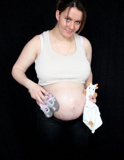 photo - grossesse - zoom souvenirs - ventre - peluche - chaussures - sourire - studio - noir - gris - blanc