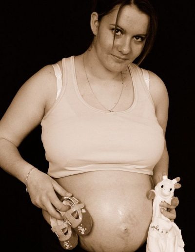 photo - grossesse - zoom souvenirs - studio - peluche - chaussures - sourire - sépia