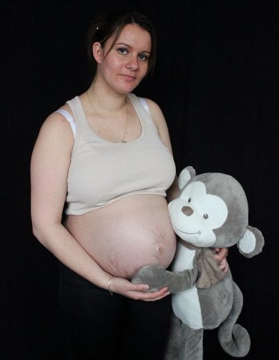 photo - grossesse - zoom souvenirs - studio - ventre - peluche - noir - gris - blanc